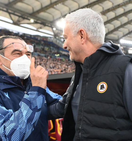 Sarri e Mourinho si stringono la mano in occasione di Roma Lazio derby