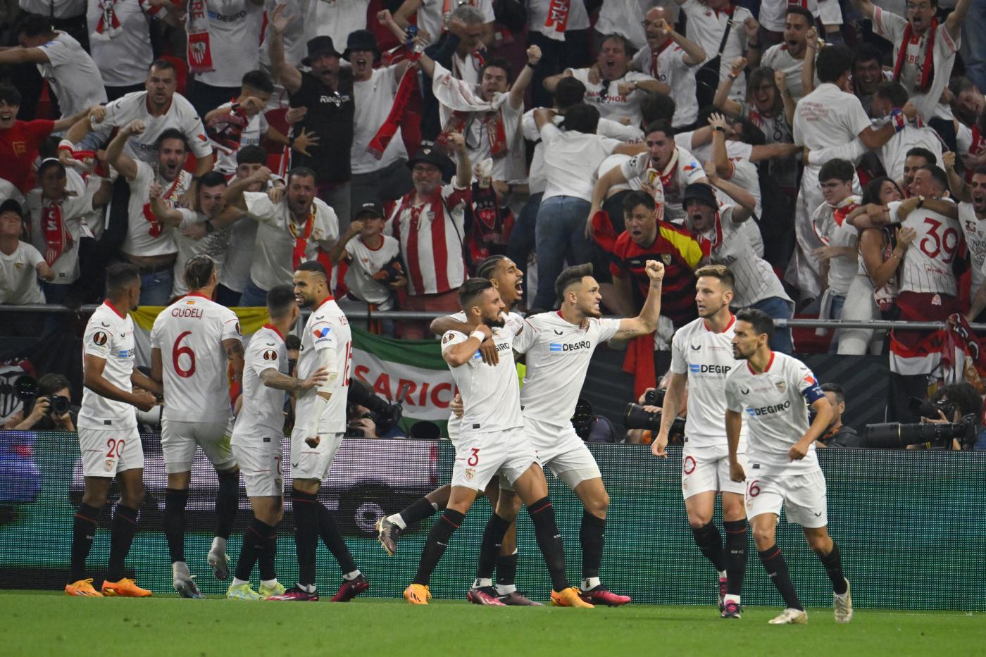 I giocatori del Siviglia con la maglia della loro squadra