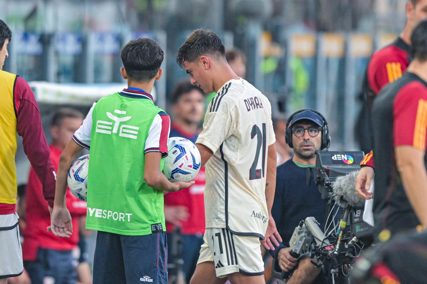 Paulo Dybala esce sconsolato dal campo