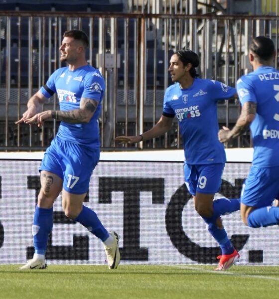 L'Empoli esulta dopo il gol di Cerri al Napoli