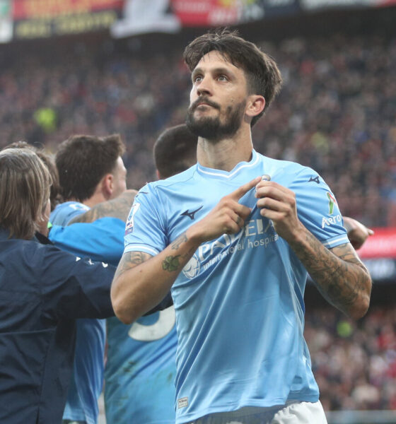 Luis Alberto esulta dopo il gol al Genoa