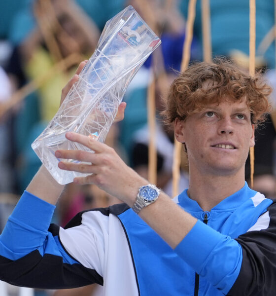 Jannik Sinner e il trofeo a Miami