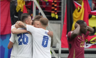 La Slovacchia esulta davanti a un calciatore del Belgio