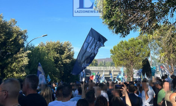 I tifosi davanti allo stadio Flaminio