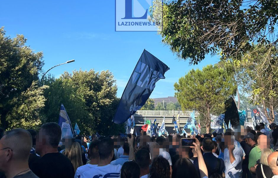 I tifosi davanti allo stadio Flaminio