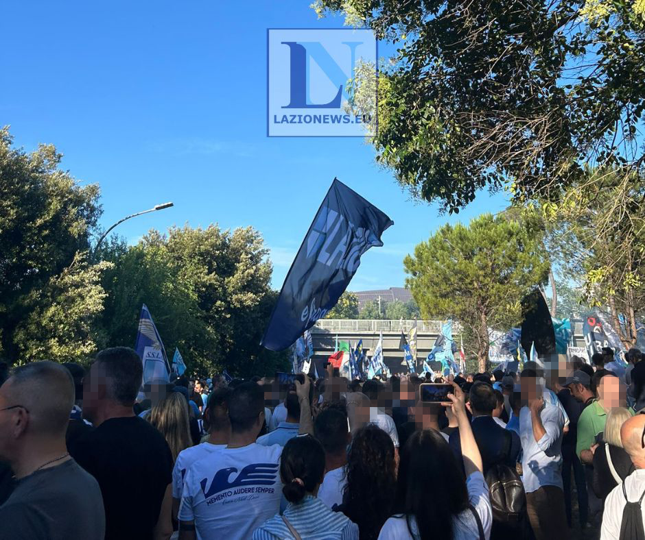 I tifosi davanti allo stadio Flaminio