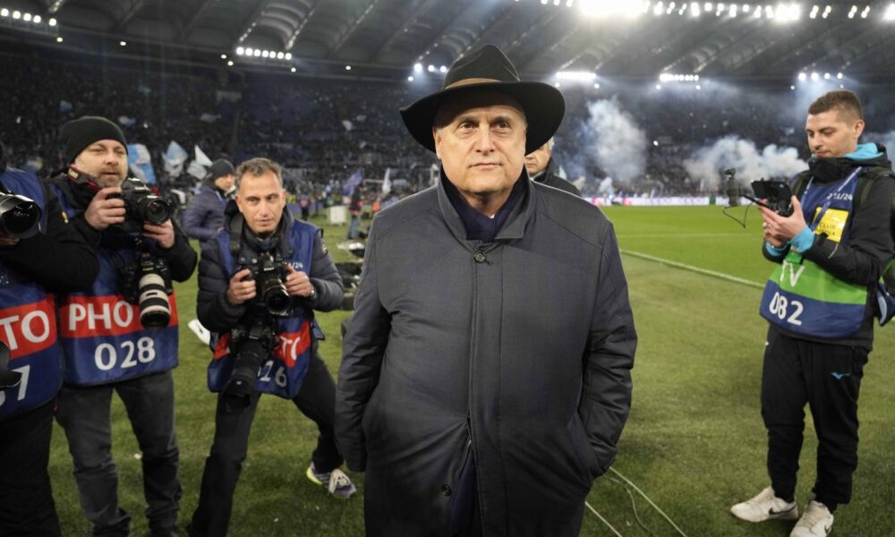 lotito in campo dopo il derby