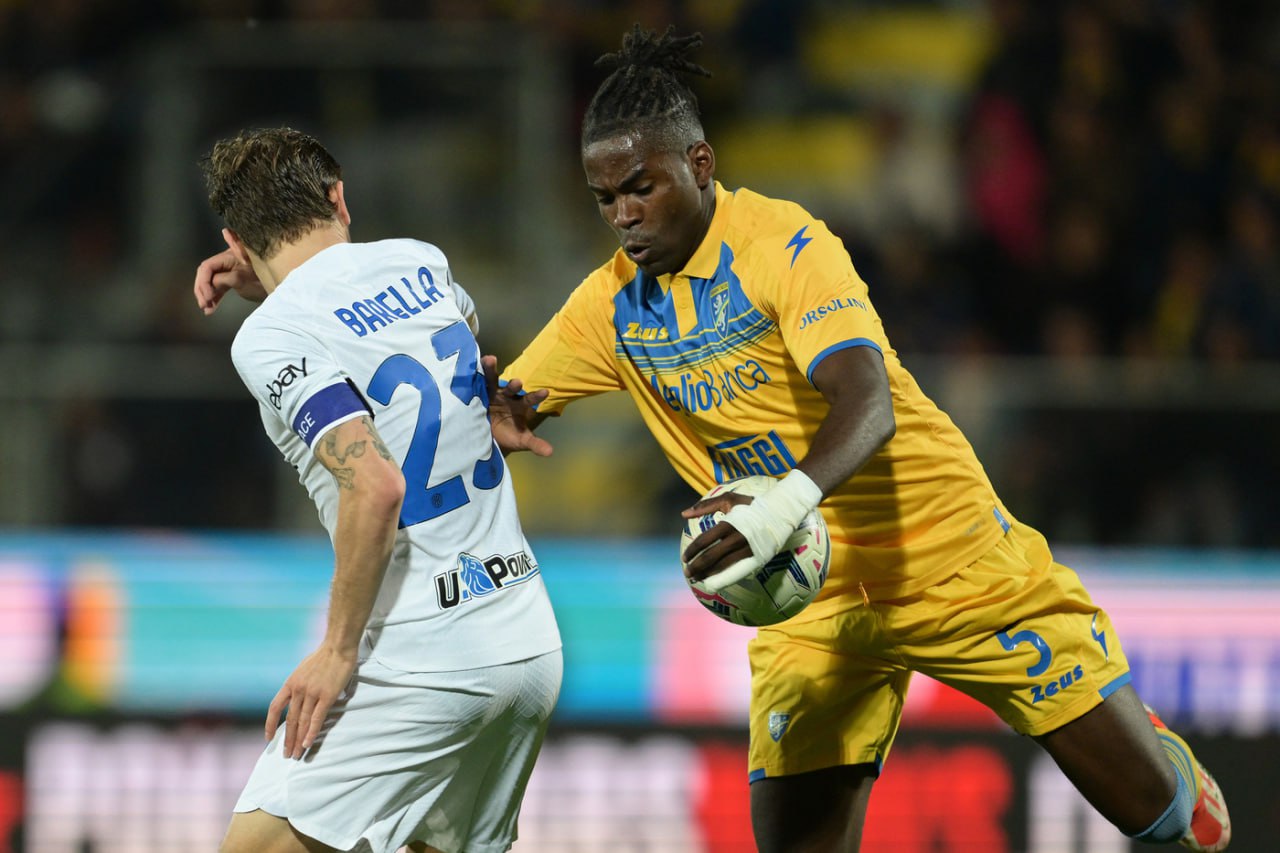 Caleb Okoli contro l'Inter