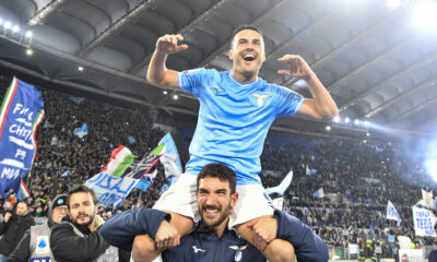 Pedro esulta con Cataldi dopo il derby vinto nei quarti di Coppa Italia contro la Roma