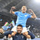 Pedro esulta con Cataldi dopo il derby vinto nei quarti di Coppa Italia contro la Roma