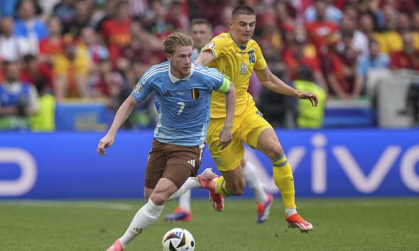 De Bruyne a contrasto con un calciatore dell'Ucraina