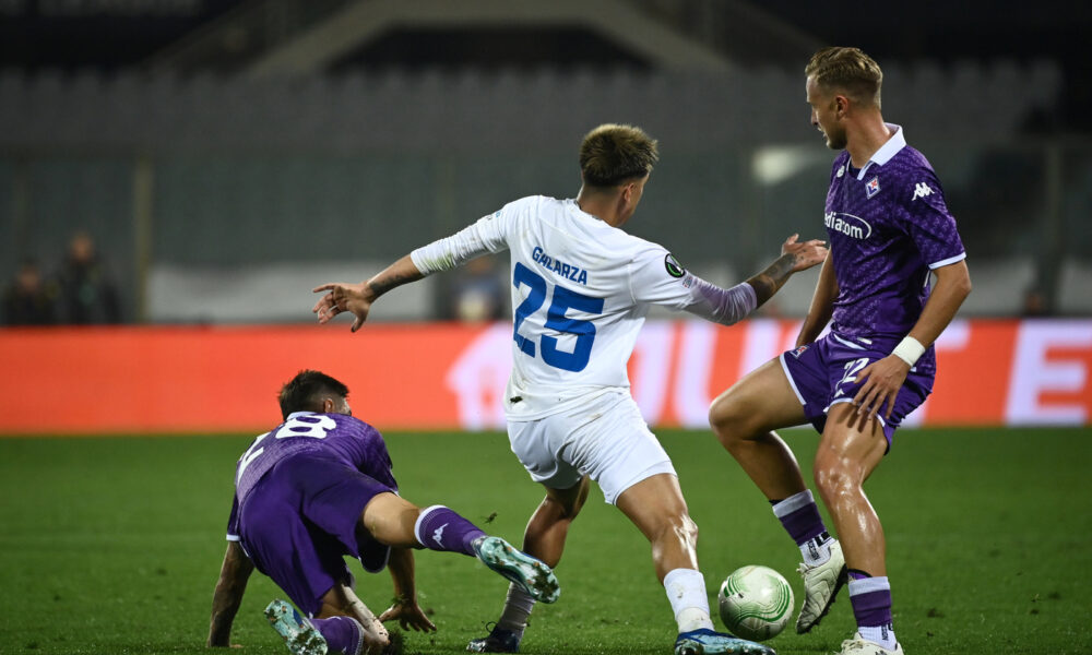 Galarza in azione contro la Fiorentina