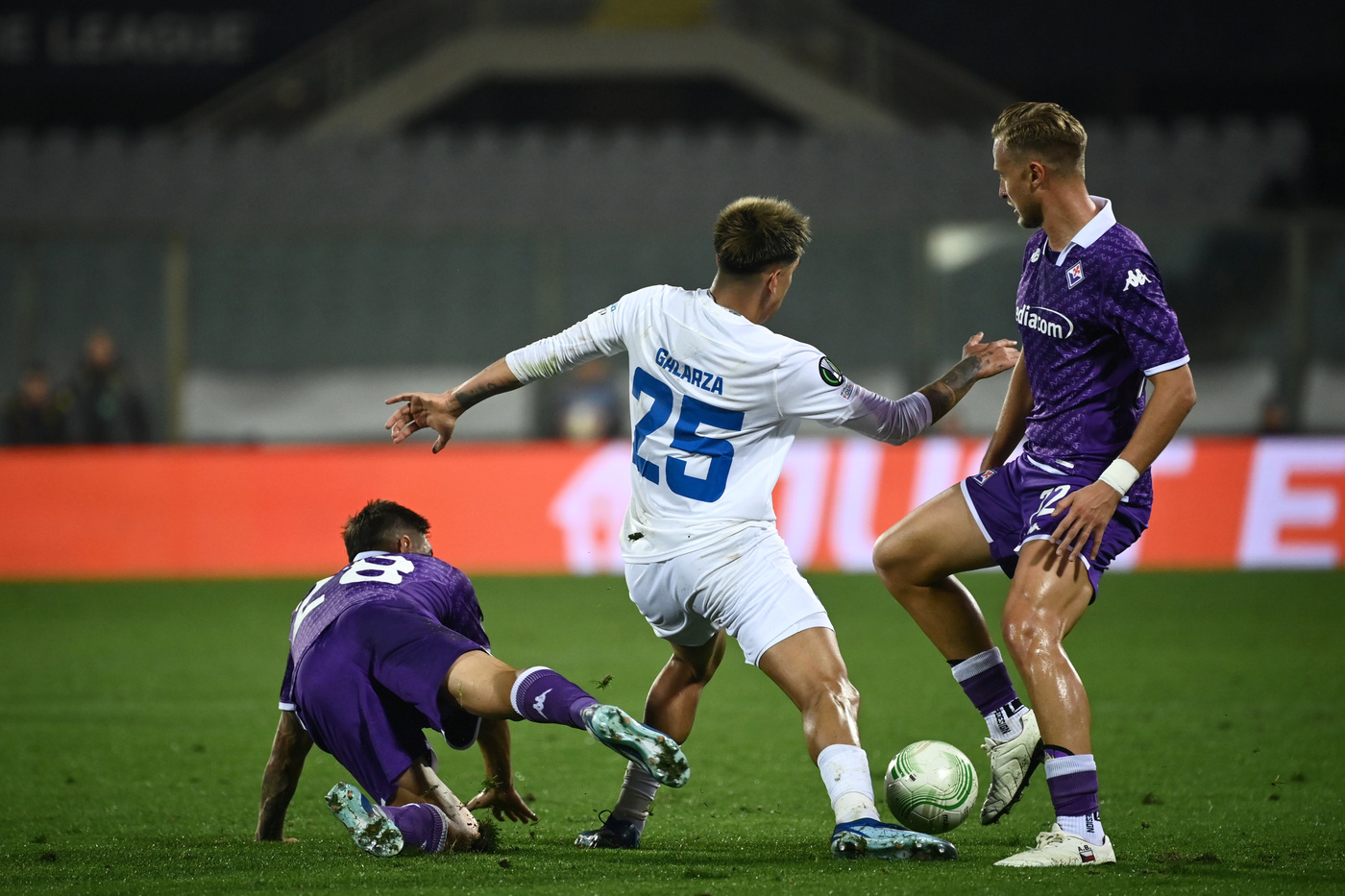 Galarza in azione contro la Fiorentina