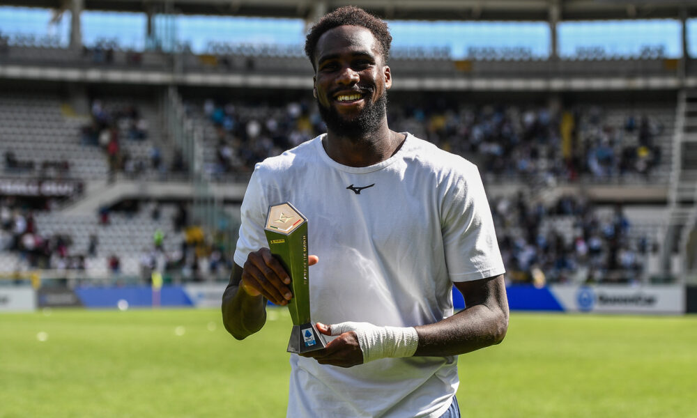 Dia con il premio di migliore in campo contro il Torino