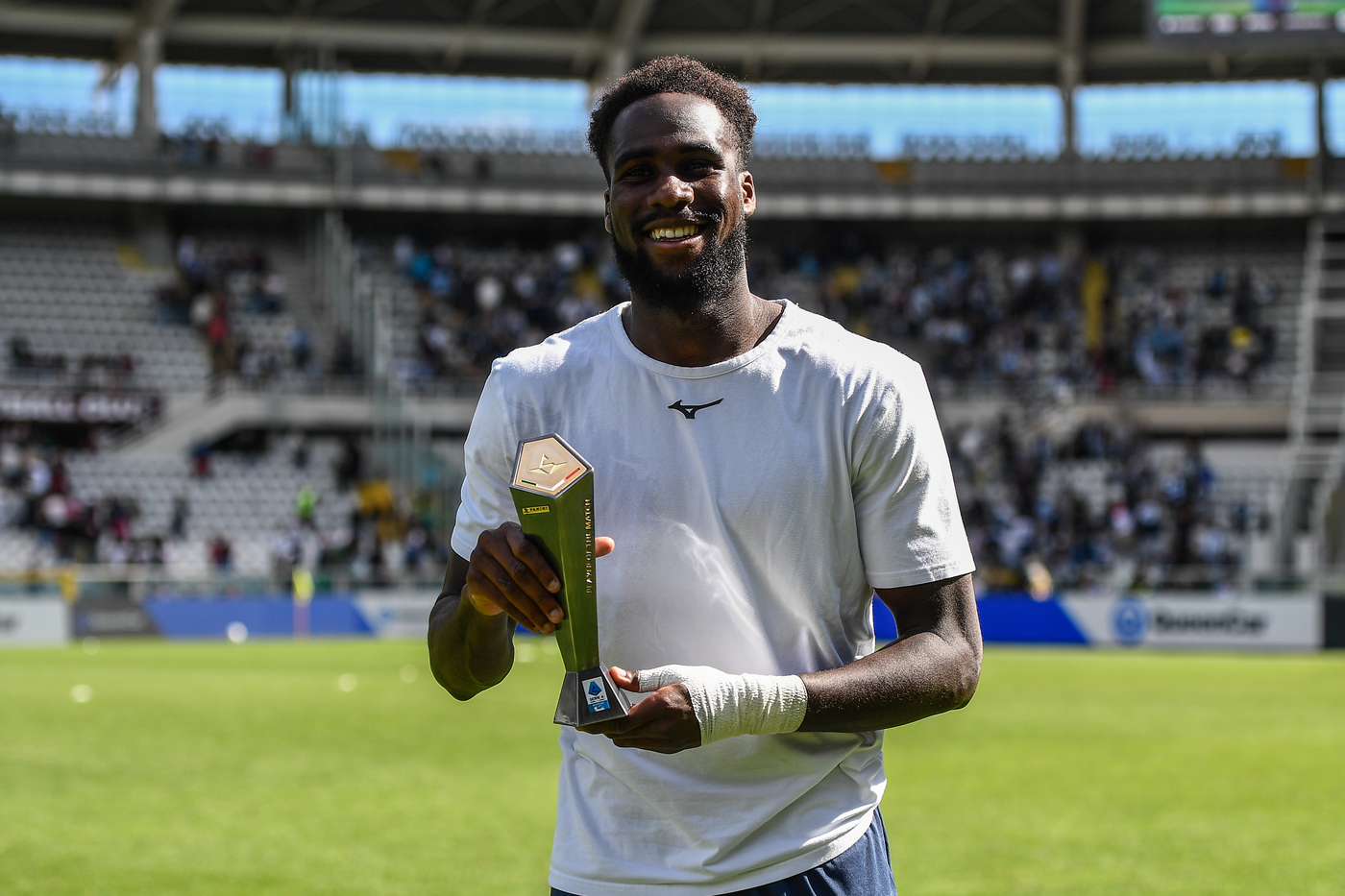 Dia con il premio di migliore in campo contro il Torino