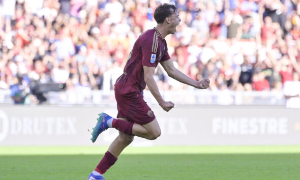 Niccolò Pisilli con la maglia della Roma