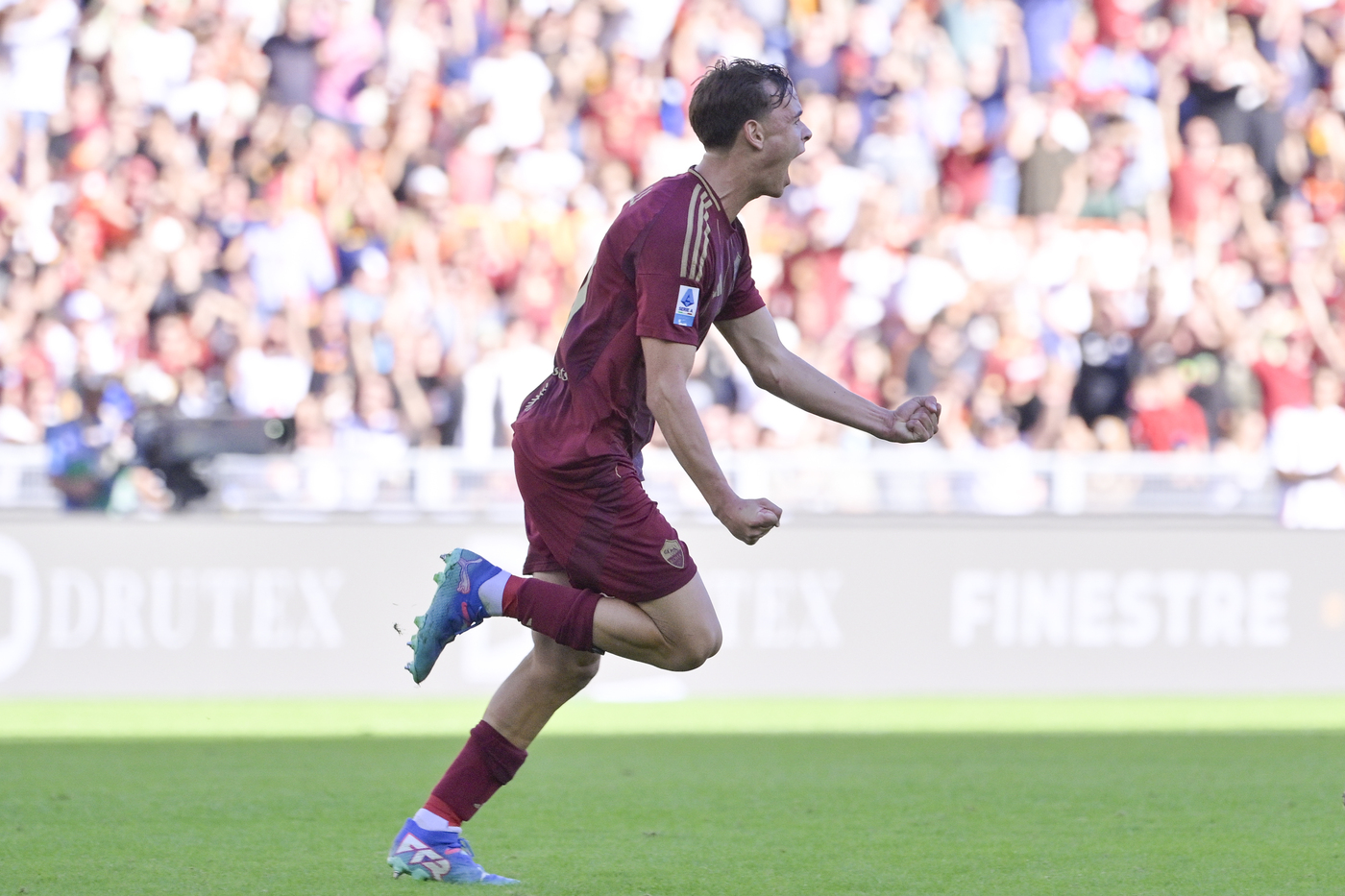 Niccolò Pisilli con la maglia della Roma