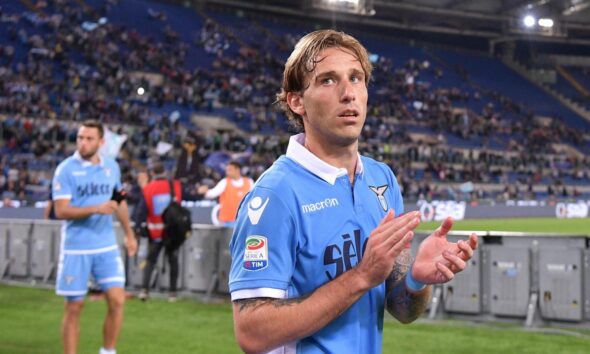 Lucas Biglia con la maglia della Lazio