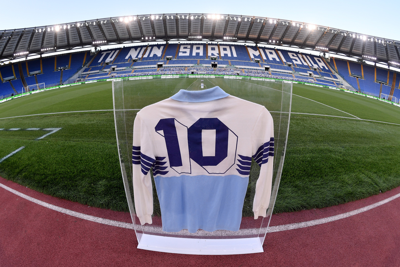 Una maglia celebrativa della Lazio