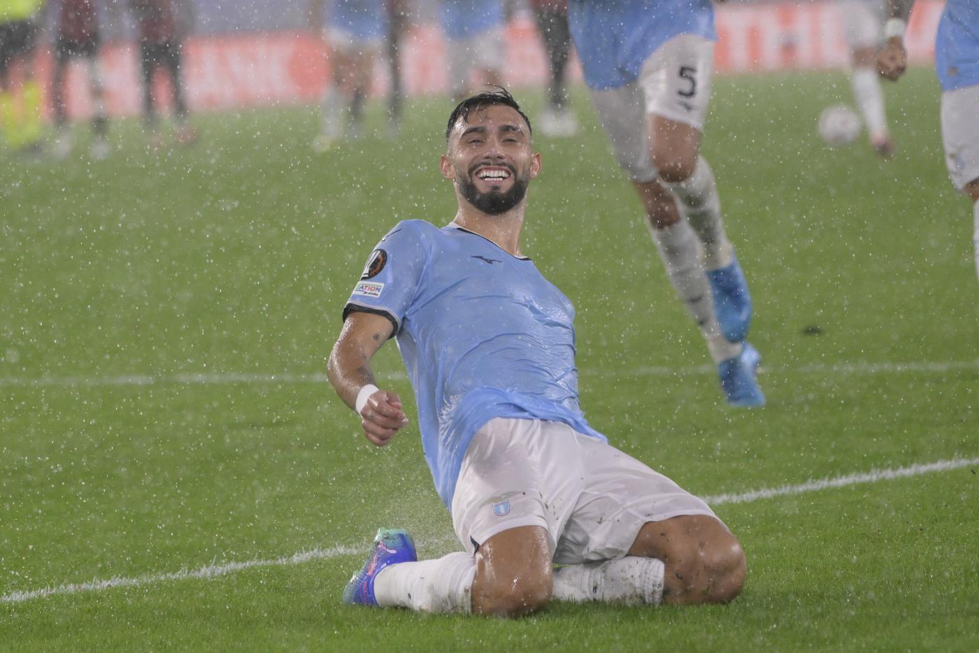 Castellanos esulta sotto la pioggia dell'Olimpico durante Lazio-Nizza