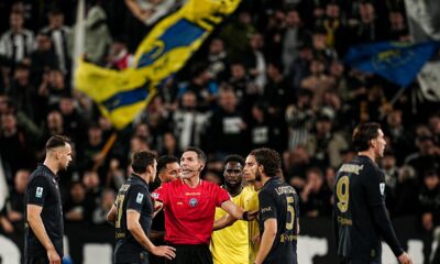 L'arbitro Sacchi in mezzo ai calciatori