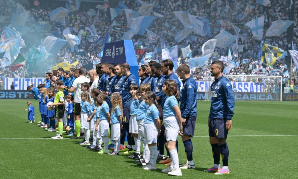 Le formazioni di Lazio ed Empoli schierate al centro del campo