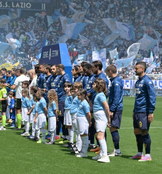 Le formazioni di Lazio ed Empoli schierate al centro del campo