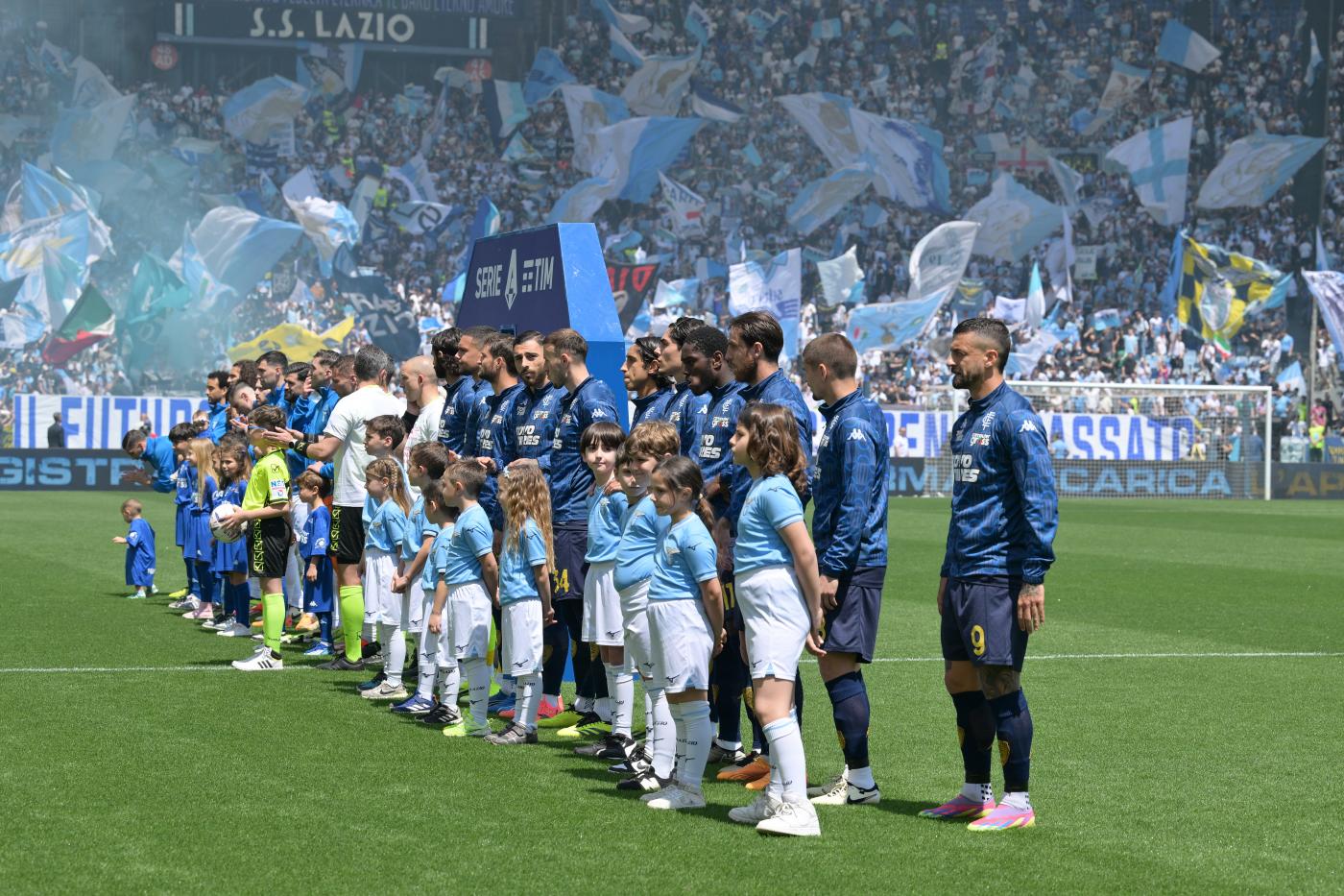 Le formazioni di Lazio ed Empoli schierate al centro del campo