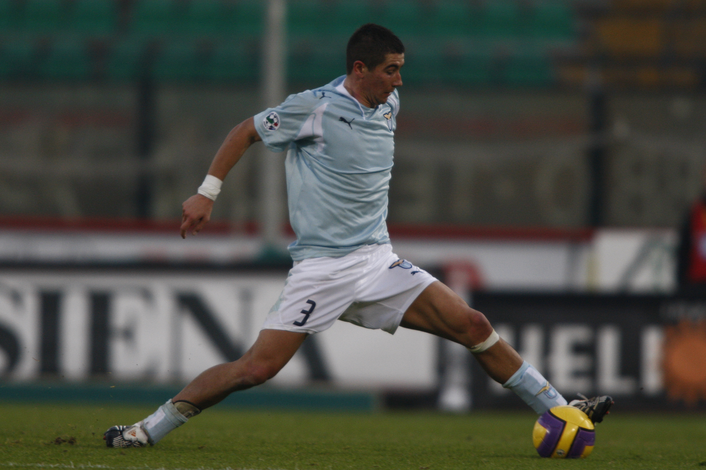 Kolarov con la maglia della Lazio