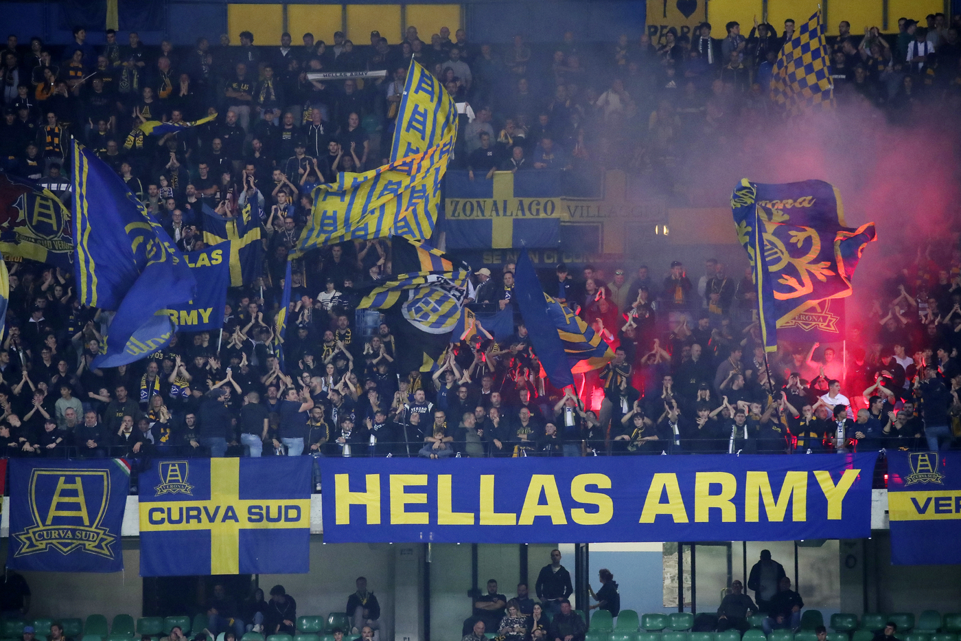 Tifosi dell'Hellas Verona al Bentegodi