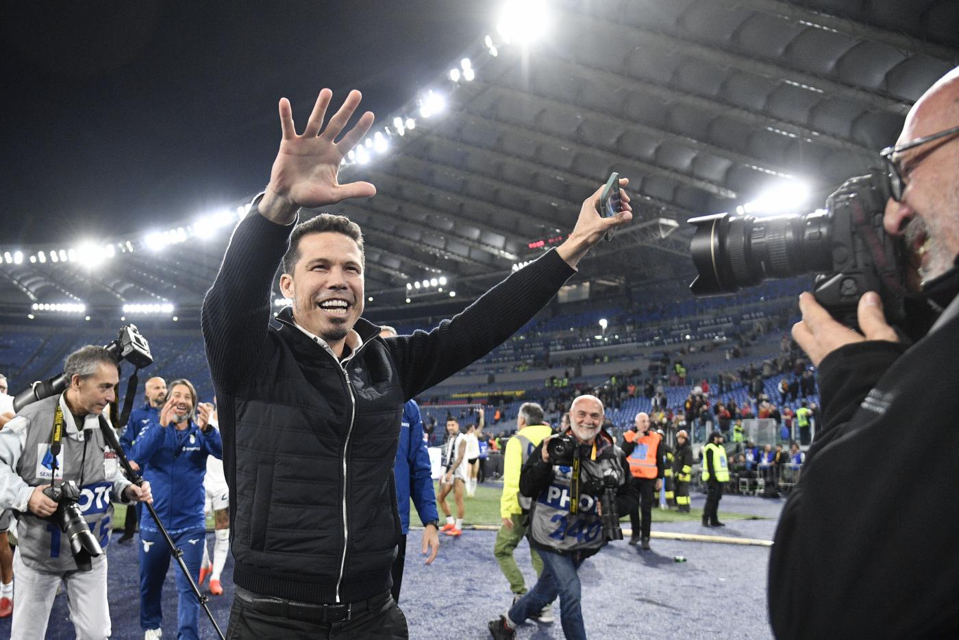 Hernanes saluta i tifosi all'Olimpico