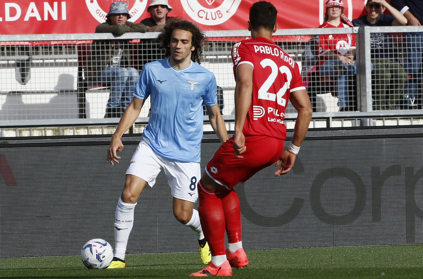 Guendouzi davanti a un calciatore del Monza