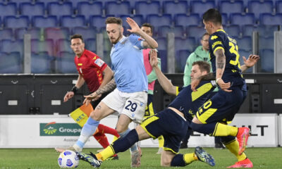 Manuel Lazzari in azione contro il Parma