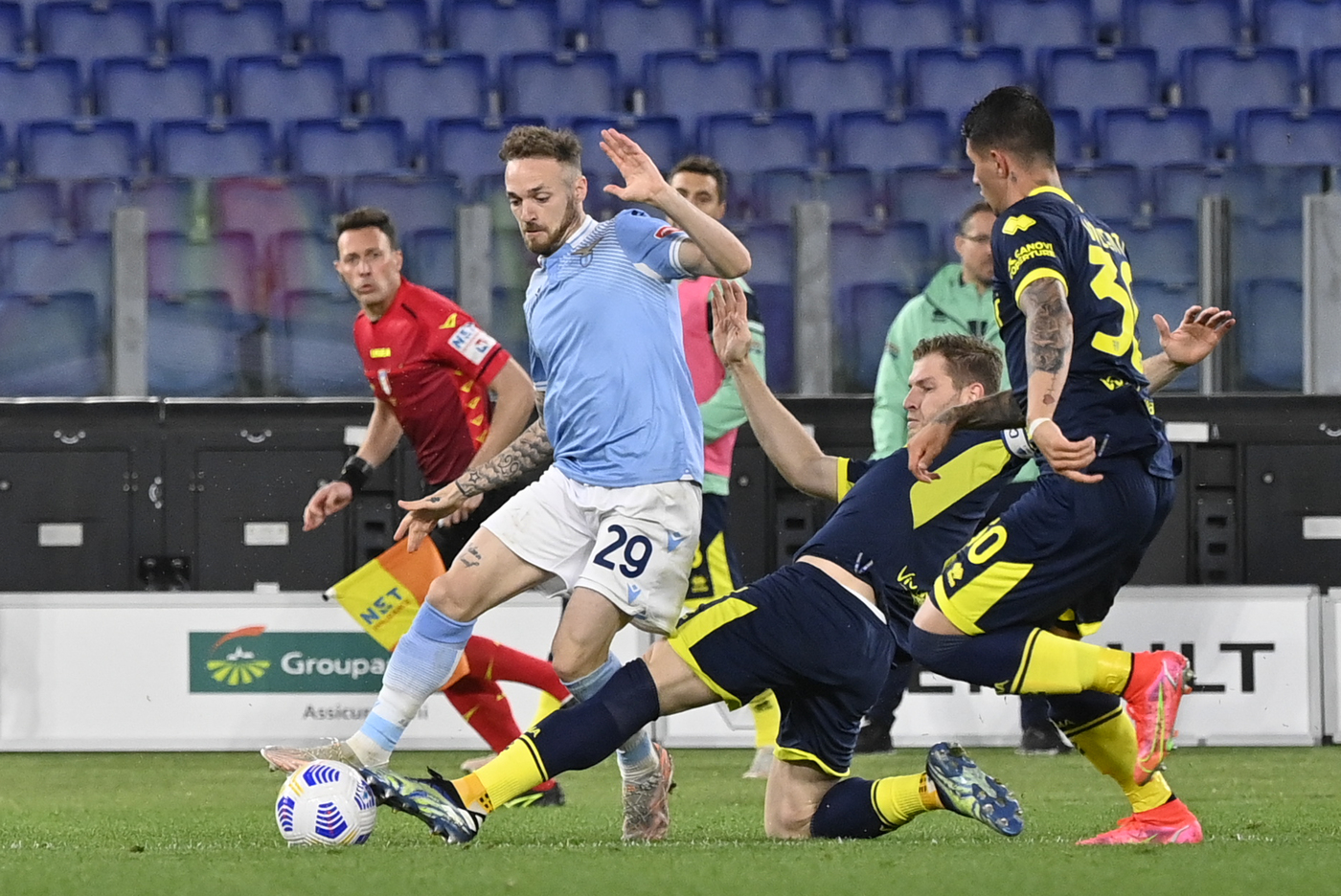 Manuel Lazzari in azione contro il Parma