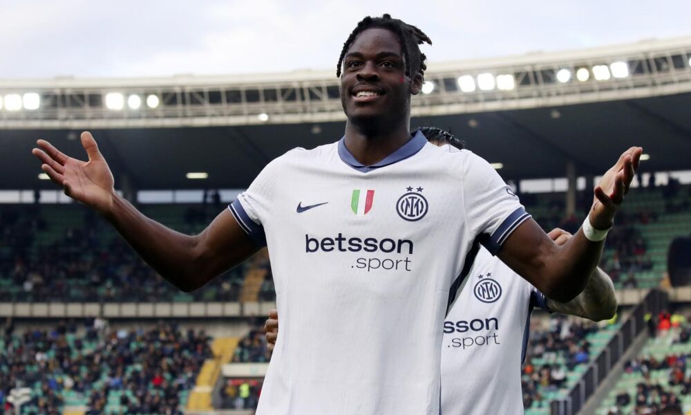 Yann Bisseck con la maglia dell'Inter