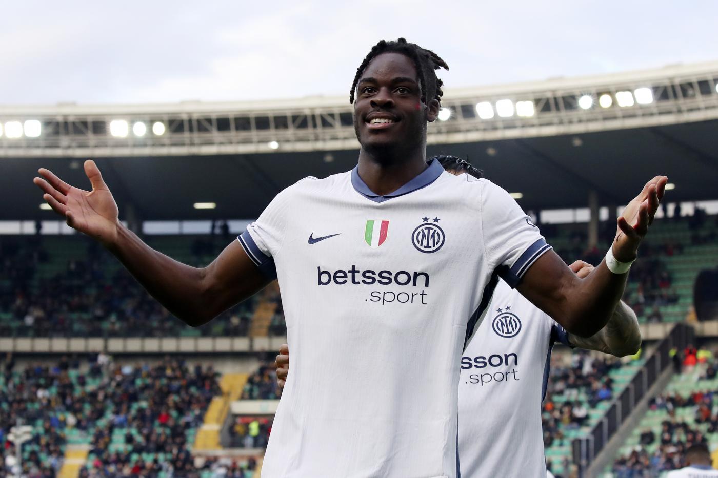 Yann Bisseck con la maglia dell'Inter