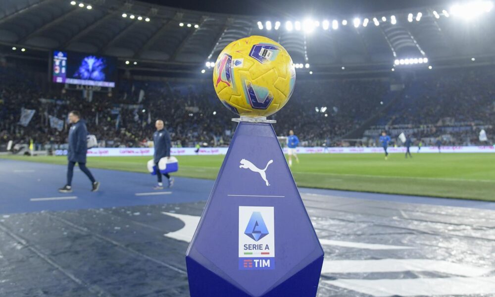 Pallone Serie A in primo piano allo Stadio Olimpico di Roma