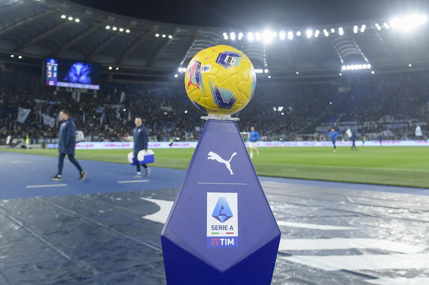 Pallone Serie A in primo piano allo Stadio Olimpico di Roma