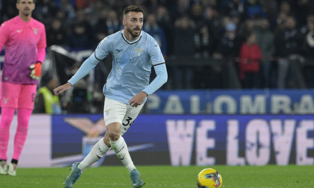 Mario Gila in azione con la Lazio