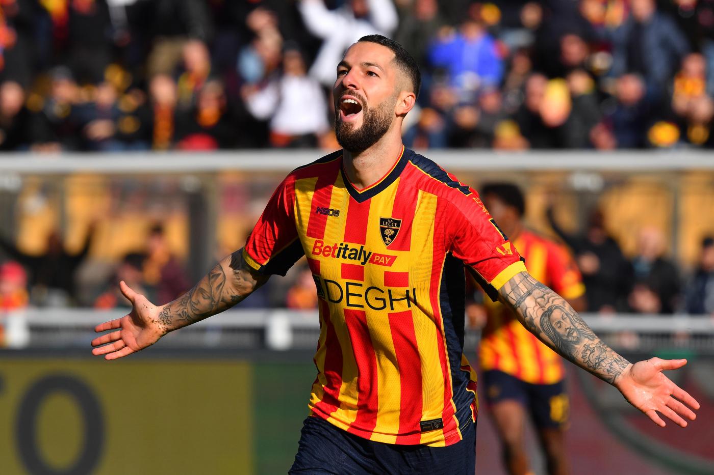 L'esultanza di Krstovic con la maglia del Lecce