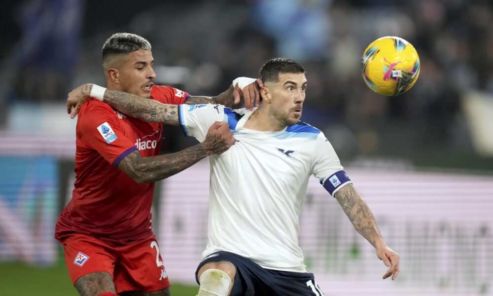 Scene di gioco in Lazio-Fiorentina