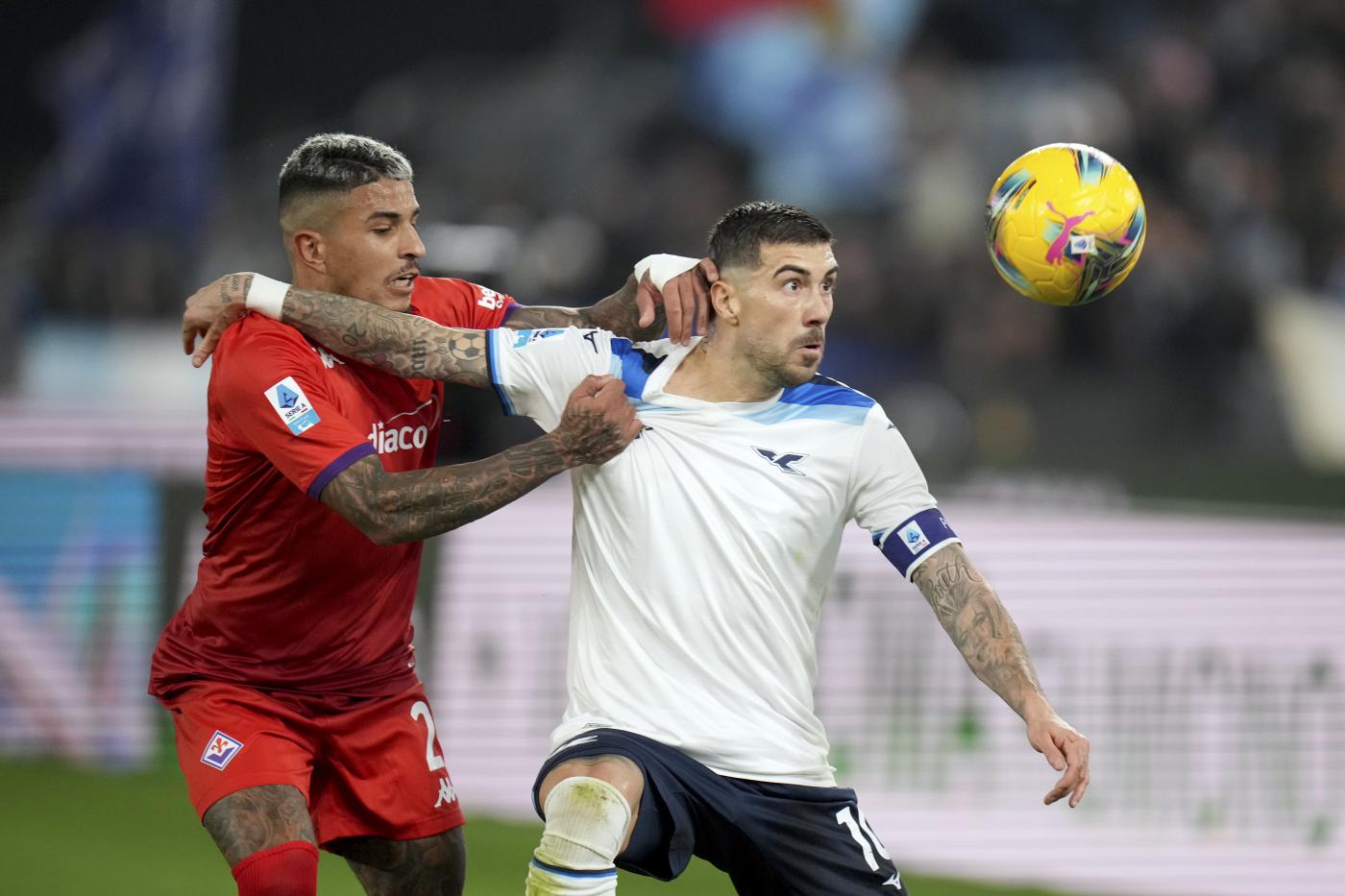 Scene di gioco in Lazio-Fiorentina