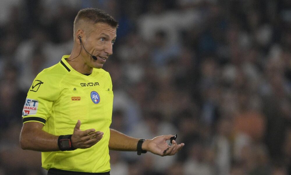 L'arbitro, signor Massa, in azione.