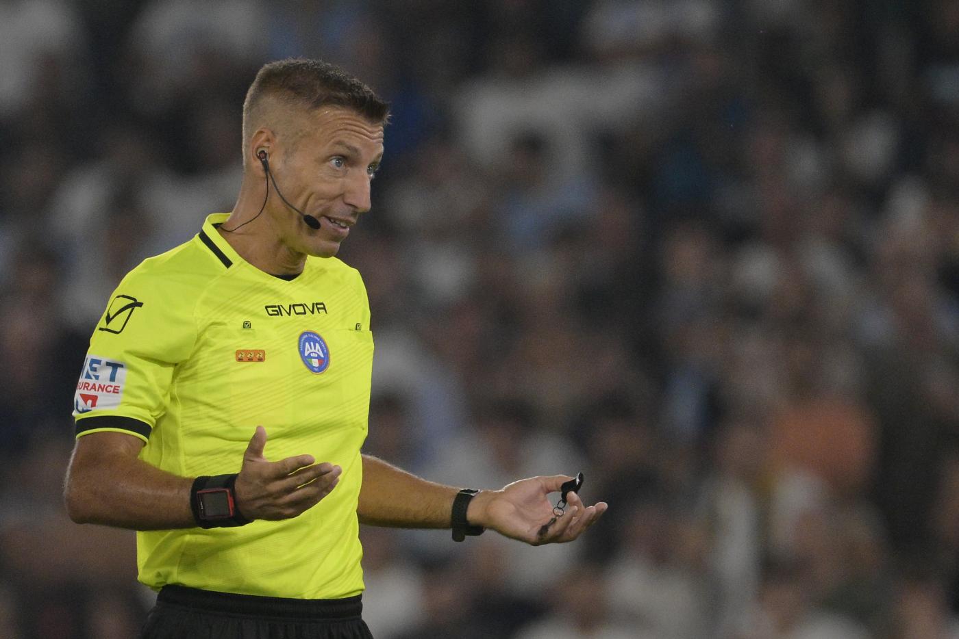 L'arbitro, signor Massa, in azione.