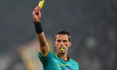 Un arbitro sventola un giallo