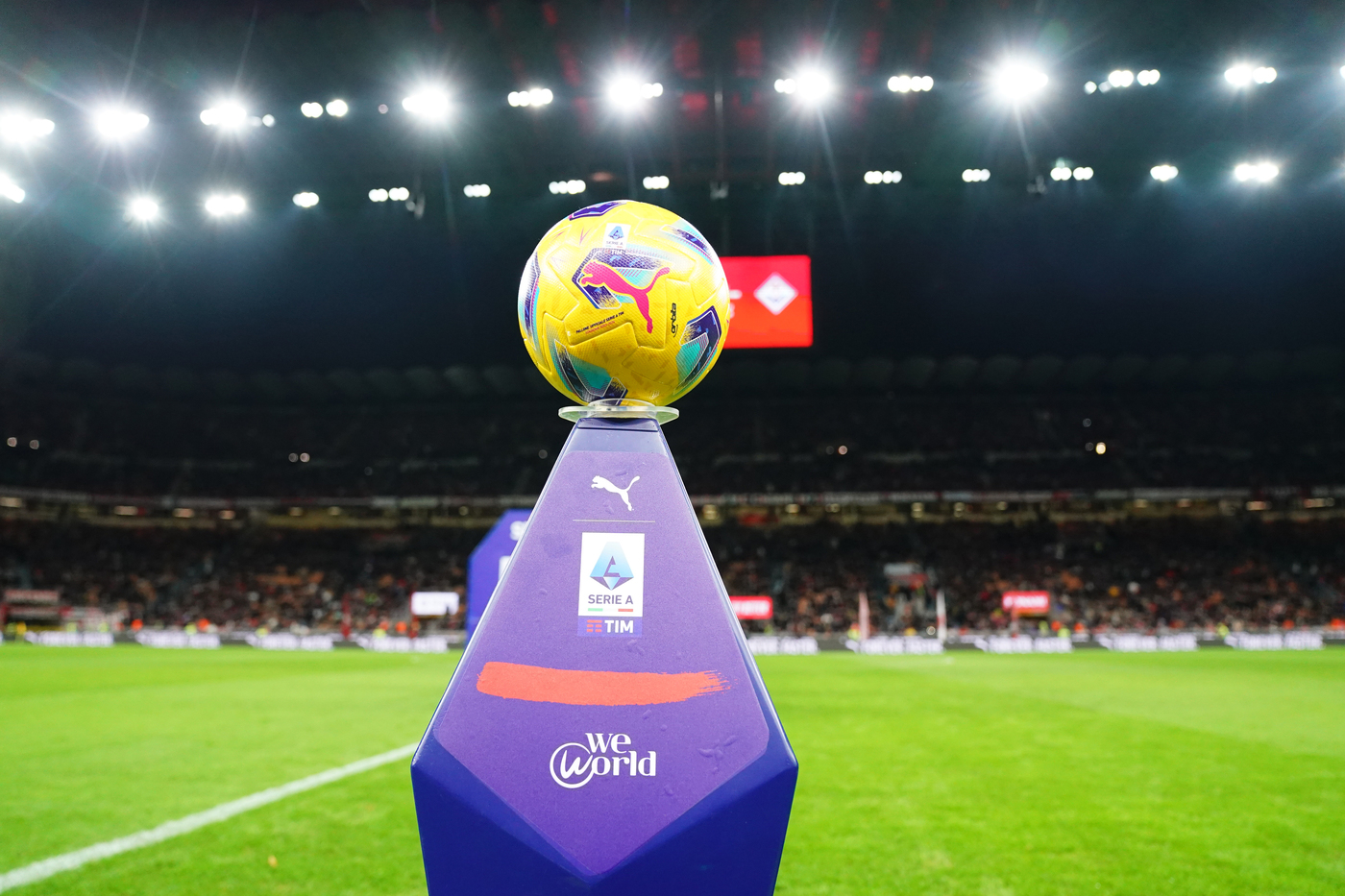 Il pallone della Serie A al Meazza