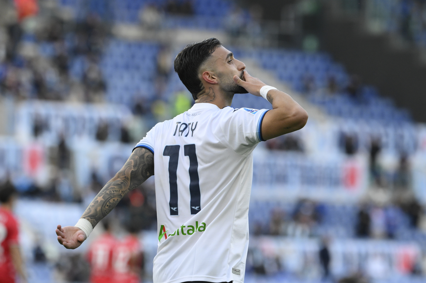 Casetllanos esulta con la maglia della Lazio