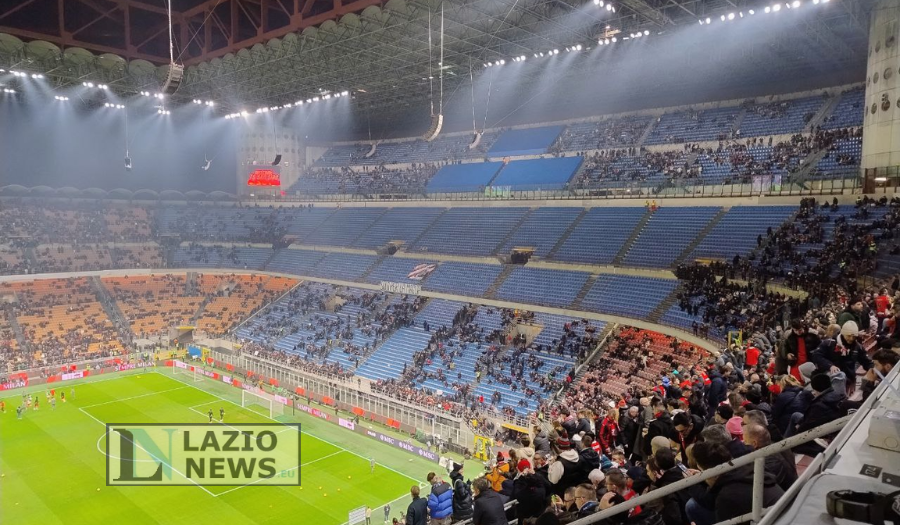 La Curva Sud deserta all'inizio di Milan Lazio