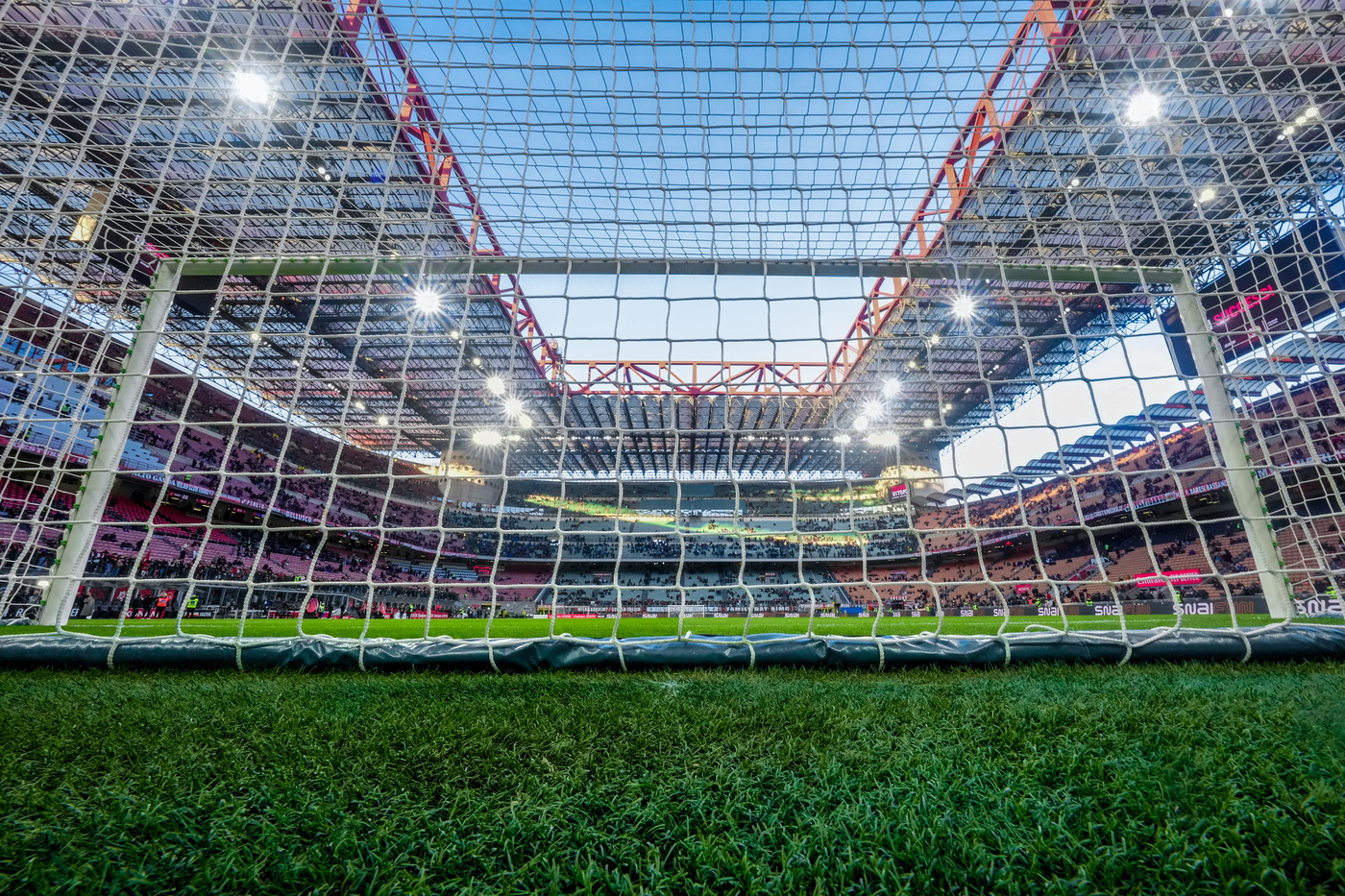 Stadio San Siro visto dalla porta. Numeri, precedenti, statistiche curiosità sul match Milan Lazio allo Stadio Meazza